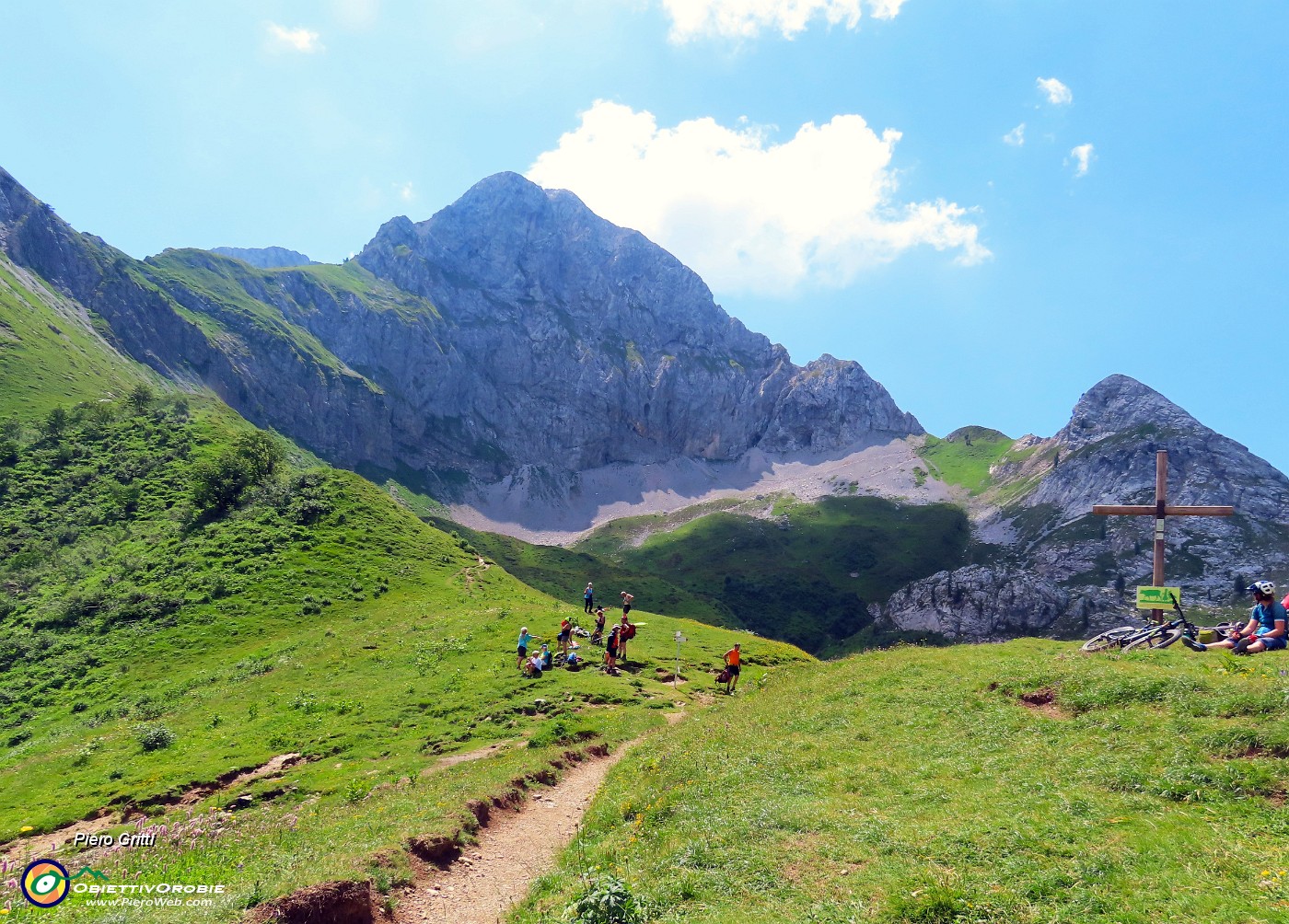 56 Escursionisti e ciclo-escursionisti al Passo con vista in Corna Piana.JPG